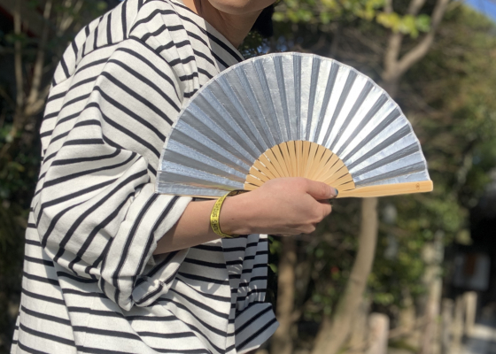 現代の暮らしに合う扇子を提供する西川庄六商店（R）が 「こまめな風で体温調整を」とストラップ付扇子を発表
