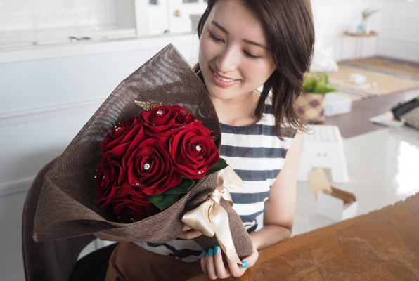 7割の男性が回答「夏は暑苦しい…でもやっぱり赤バラを贈りたい！」そんな声から生まれた花束【新感覚】夏ギフトにクールな“リアル造花”の赤バラ