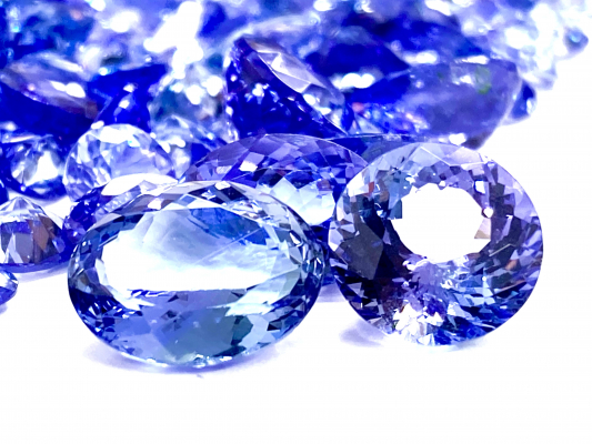 日本記念日協会認定　8月14日は「裸石の日」に制定決定！ 宝石業界が盛り上がる1日に特別宝石イベントを実施。 無料で本物の宝石を配るイベントも実施！