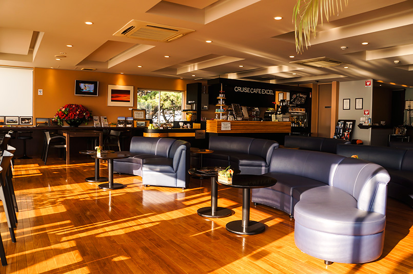 へリポートラウンジに併設された、カフェバー「CRUISE CAFÉ EXCEL」。高級感溢れる内装に、デッキテラスからは東京湾が一望できる。