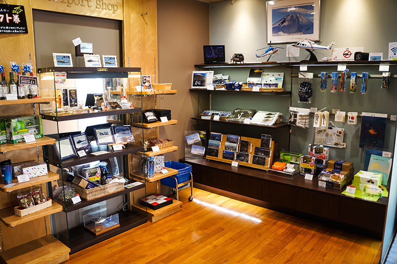 カフェと同じラウンジにある「Heliport Shop」では、ポストカードからお菓子まで幅広いオリジナルグッズが多数用意されている。