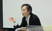 講師の小板氏