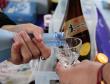 お酒注ぐイメージ