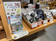 天神橋商店街でオマツリーズステッカーが販売される様子