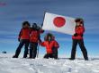 南極点セレモニアル・ポール前で日章旗を掲げる