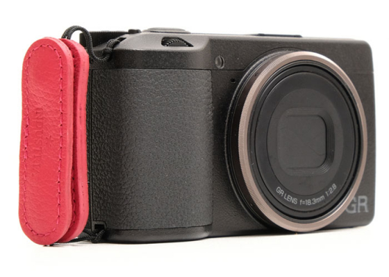 RICOH GR」を常に手の中で持ち歩けるGR専用のカメラストラップ「IND