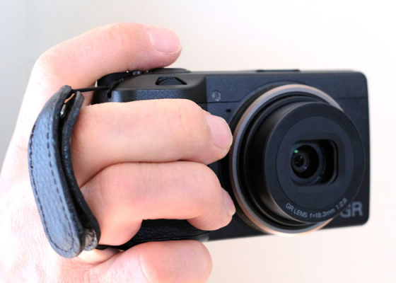 RICOH GR」を常に手の中で持ち歩けるGR専用のカメラストラップ「IND