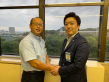 握手をする田中日本ＹＥＧ会長：右と竹田明石ＹＥＧ会長：左